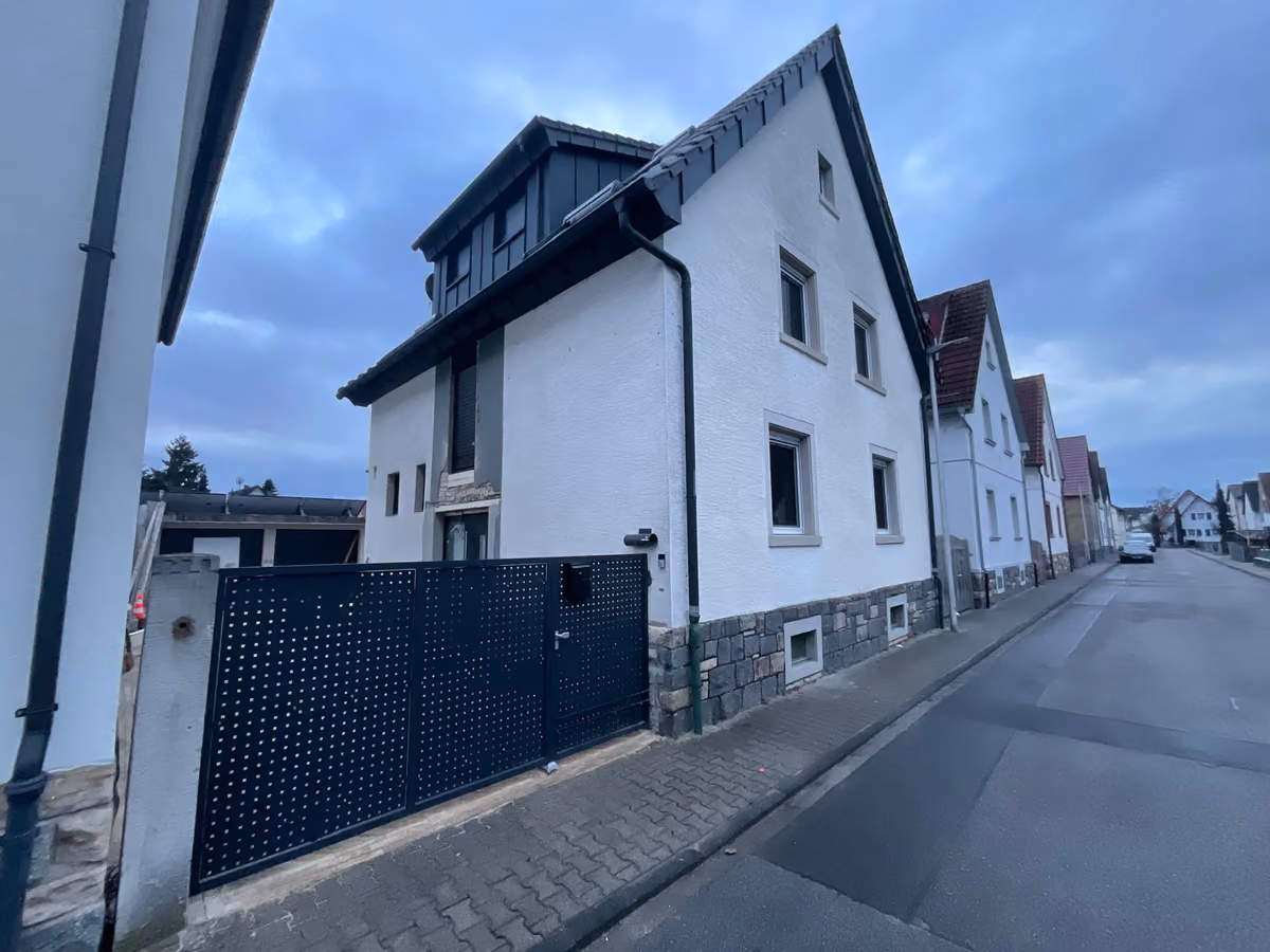 Wohnhaus vor den Fassadenarbeiten mit alter, grau wirkender Putzfassade