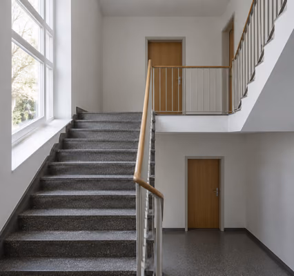Symbolbild: frisch renoviertes Treppenhaus in einem Mehrfamilienhaus