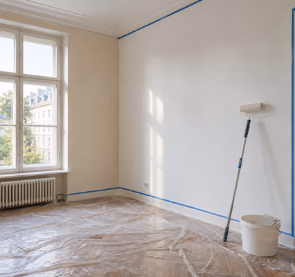 Symbolbild: Wohnraum beim Streichen, Wand zur Hälfte frisch gestrichen